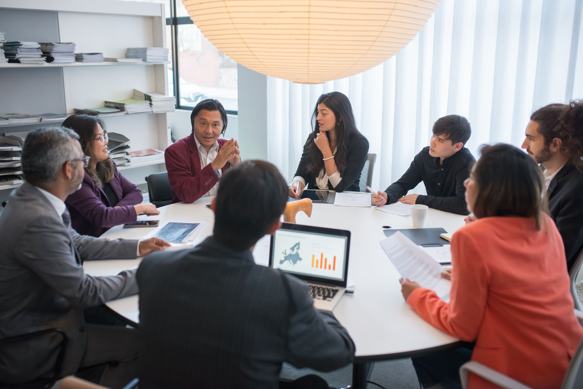 Equipe corporativa reunida em mesa de reunião analisando indicadores durante projeto SAP.