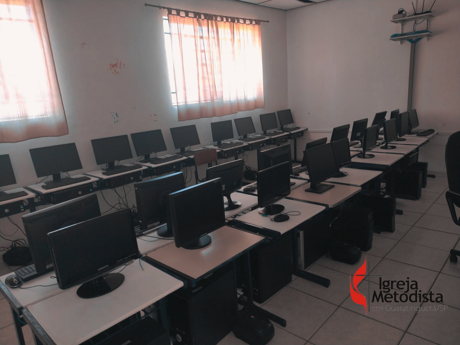 Sala de informática do projeto social apoiado pela Vale IT Solutions.