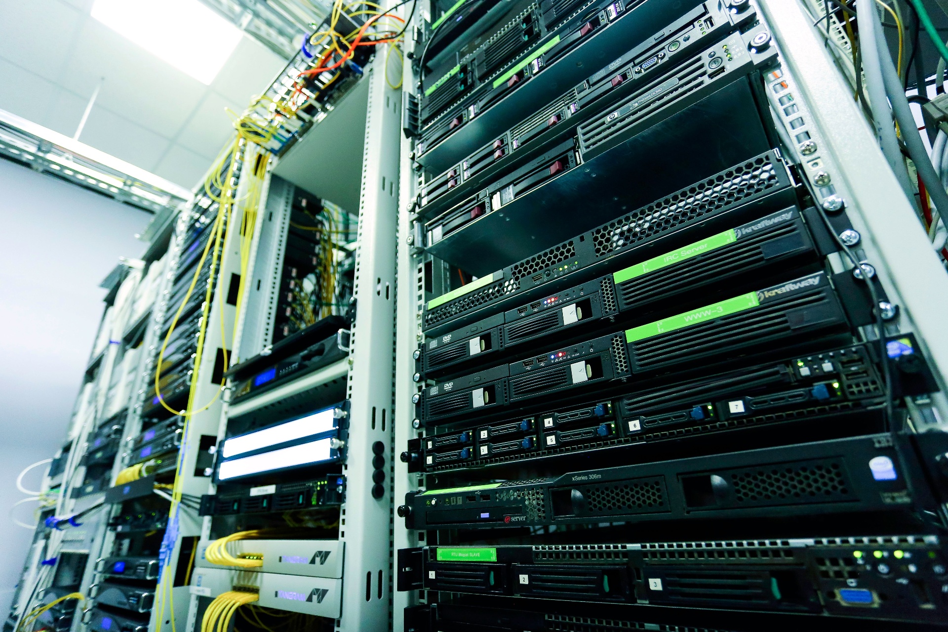 Infraestrutura de rede em execução com cabeamento organizado em rack profissional.