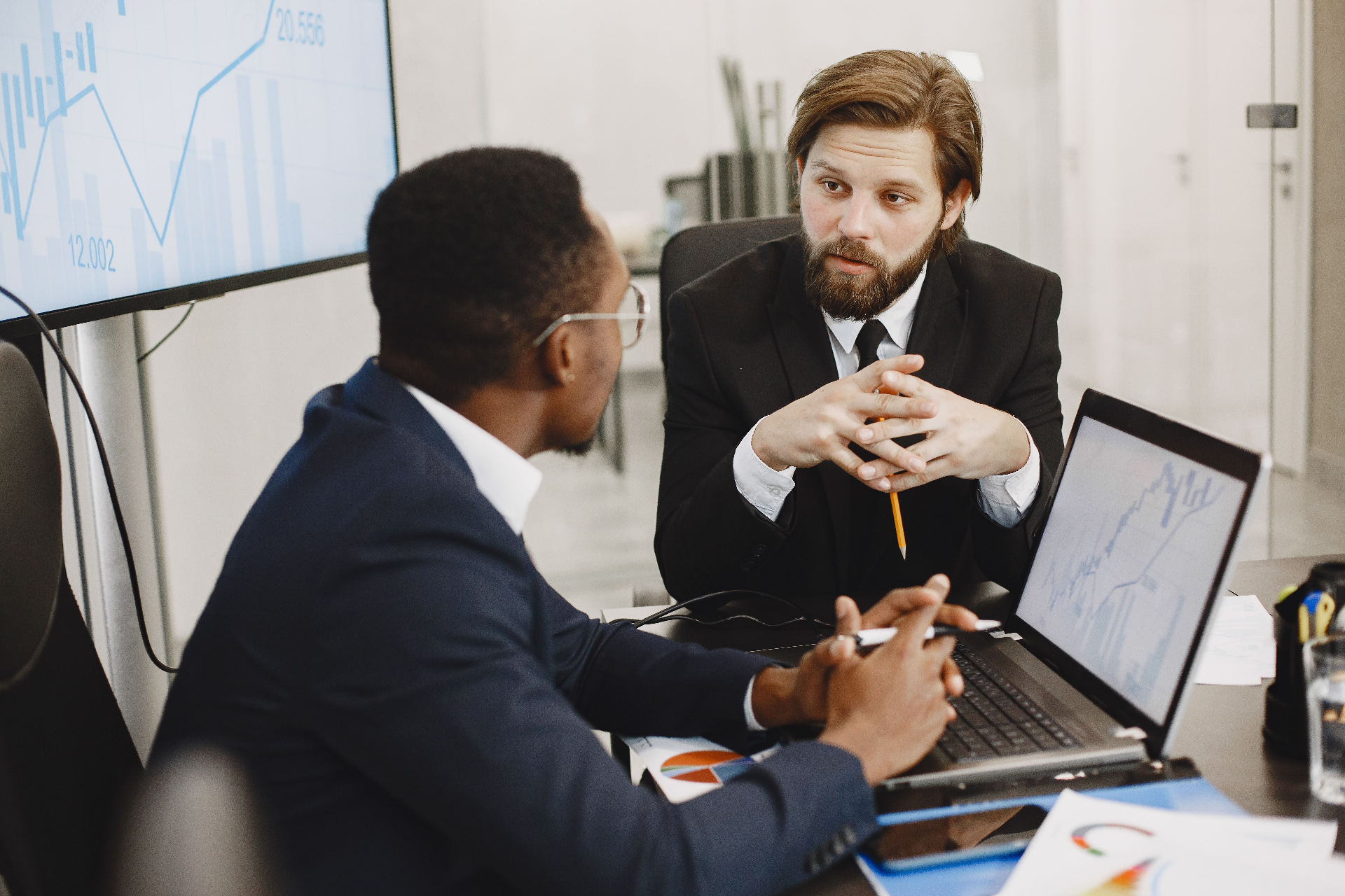 Reunião de negócios entre consultor Vale IT Solutions e cliente durante visita técnica de diagnóstico.