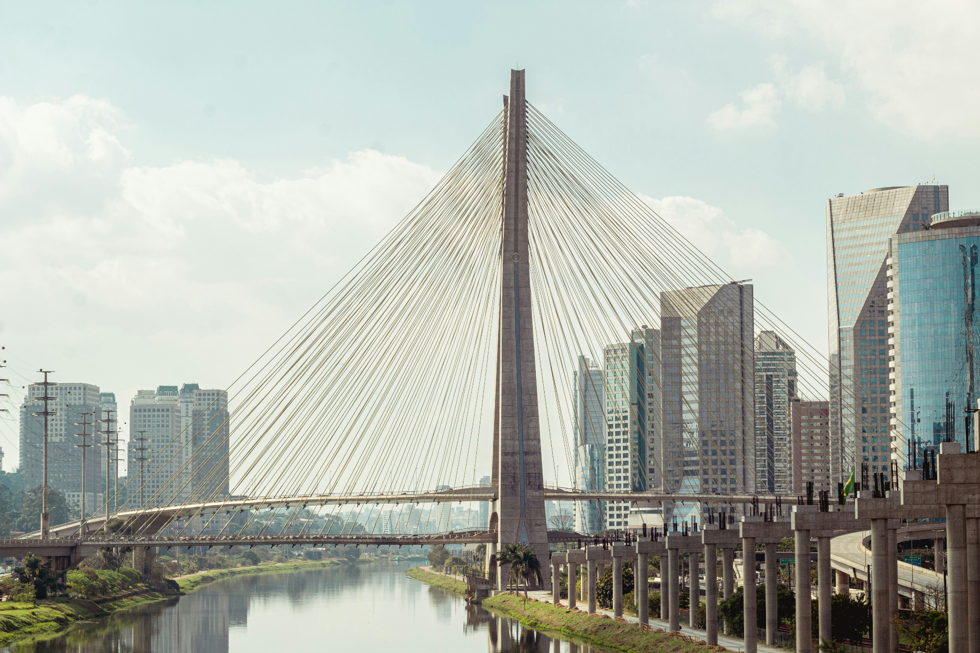 Skyline de São Paulo com a Ponte Estaiada — presença regional e capacidade nacional da Vale IT Solutions.