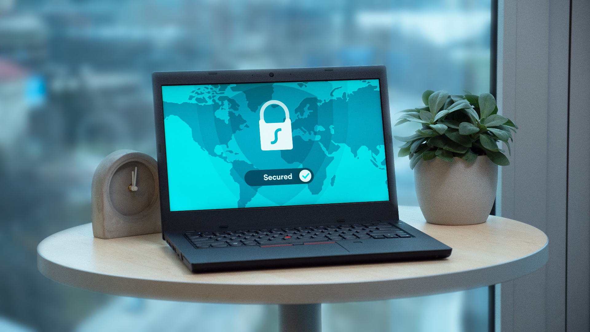 Notebook exibindo mapa-múndi com cadeado e selo Secured — cibersegurança corporativa Vale IT Solutions.