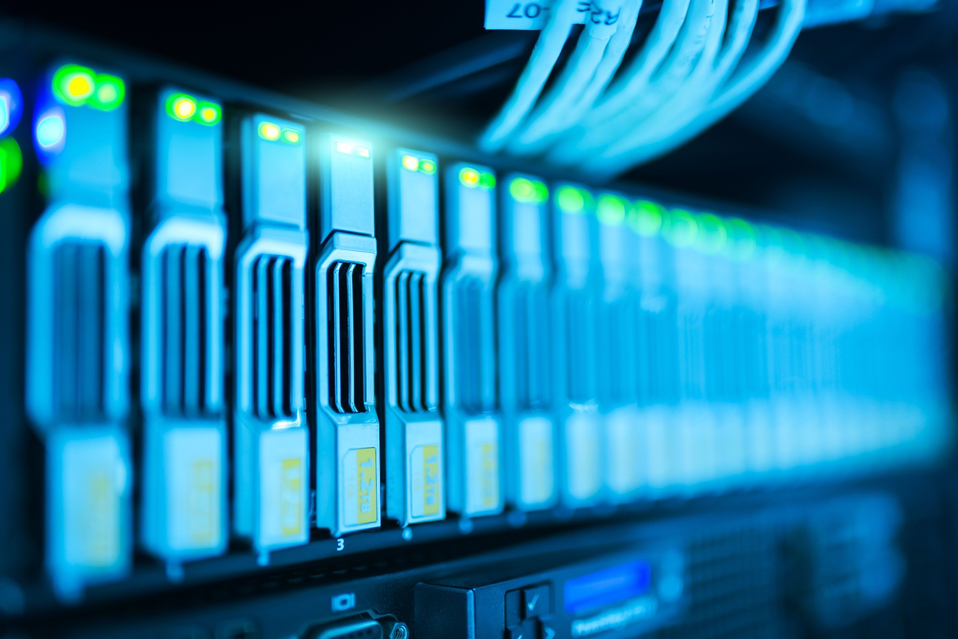 Storage corporativo com fitas e LEDs ativos representando backup e continuidade de negócio.