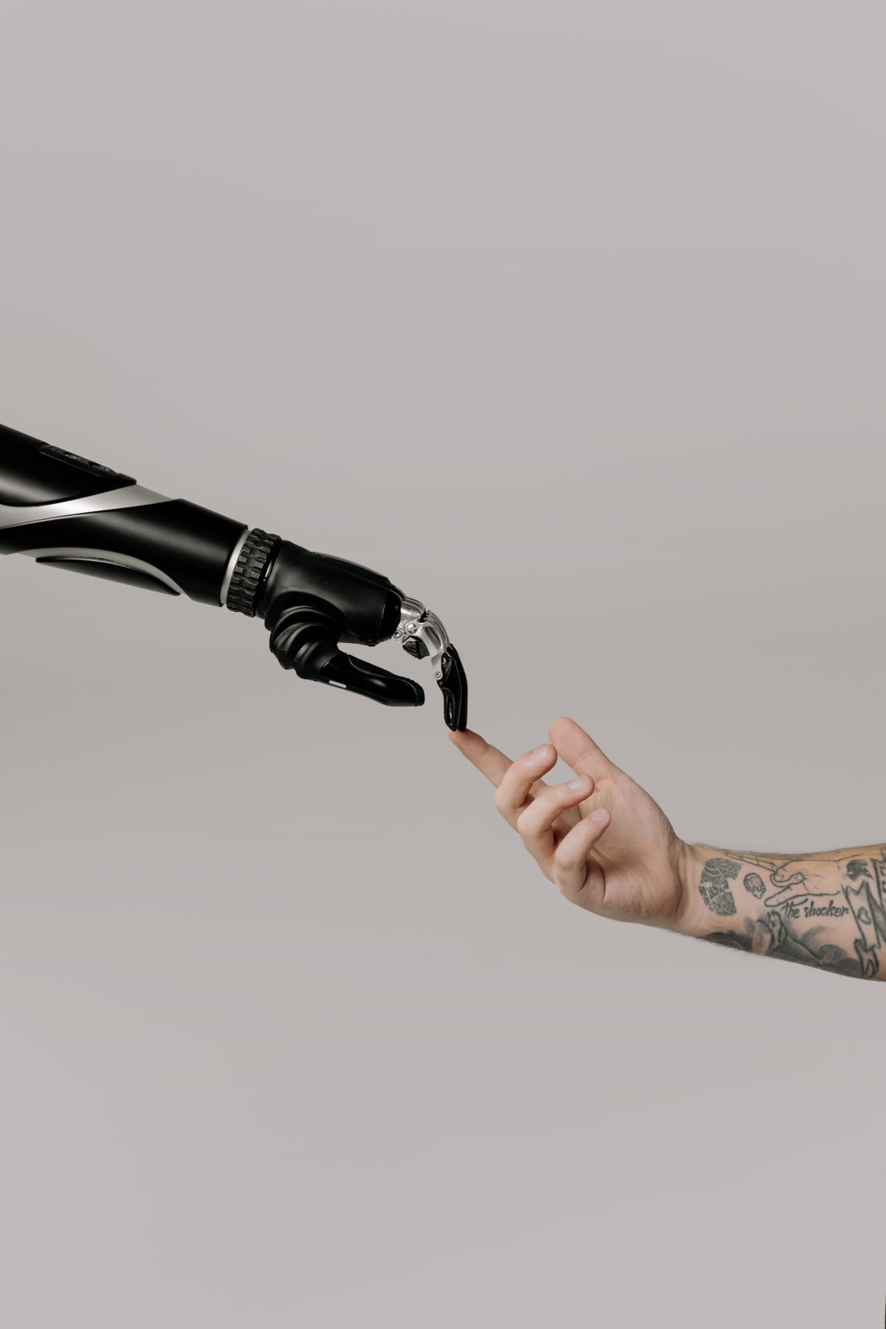 Braço robótico e mão humana se tocando, representando automação de processos e RPA.