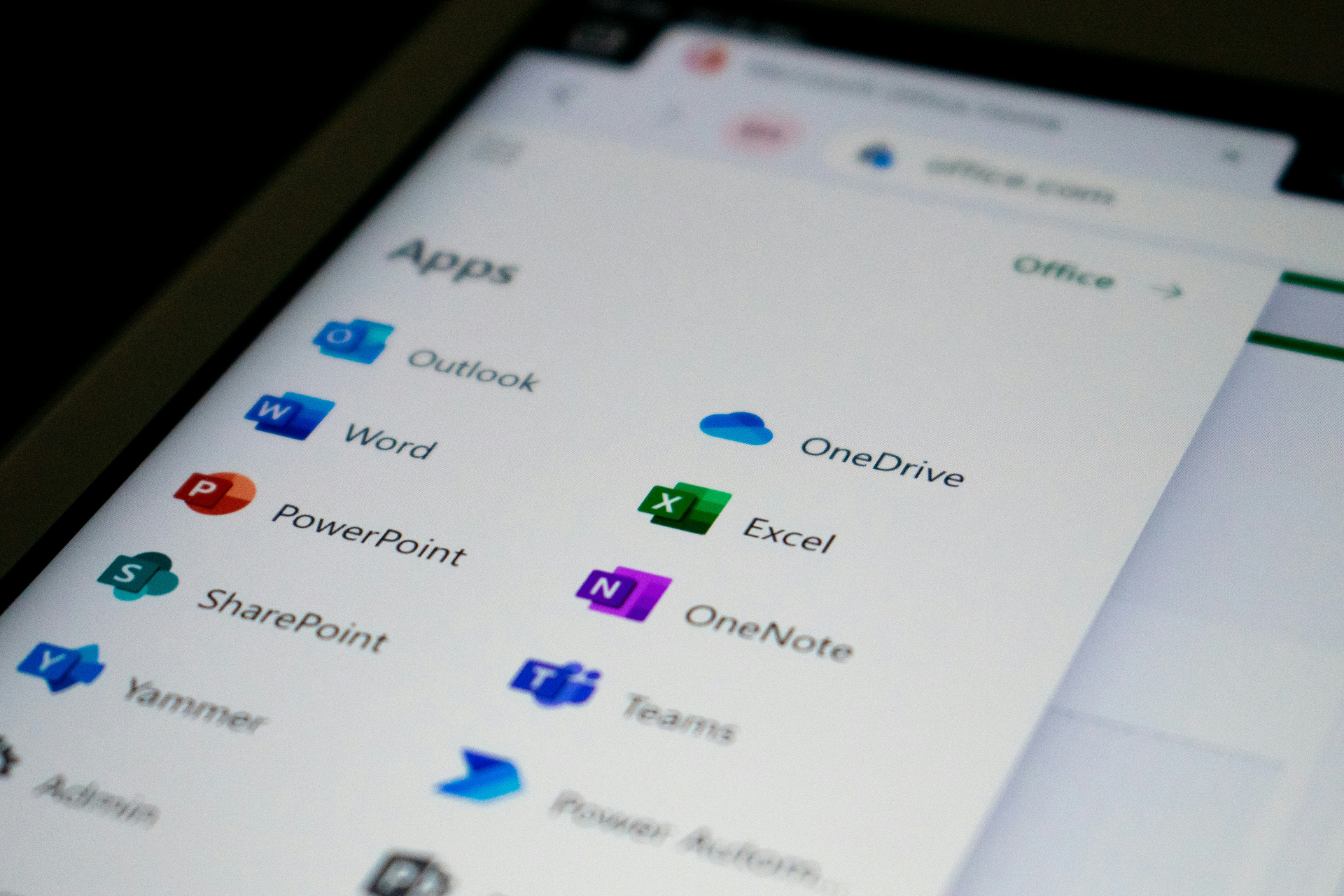 Tela do Microsoft 365 com aplicativos Outlook, Word, Excel, Teams e SharePoint.
