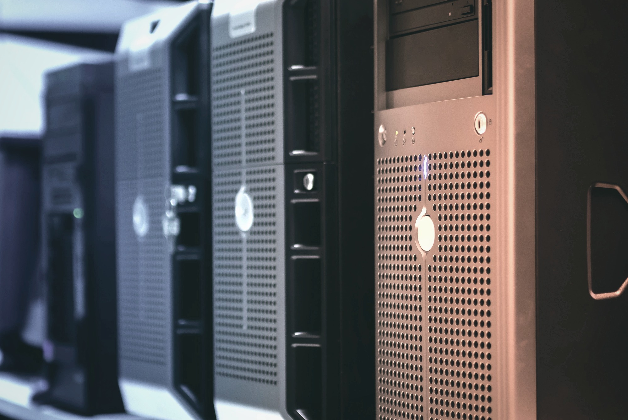 Fileira de servidores corporativos em rack com LEDs ativos — parque tecnológico locado e operado pela Vale IT Solutions para empresa de serviços corporativos.