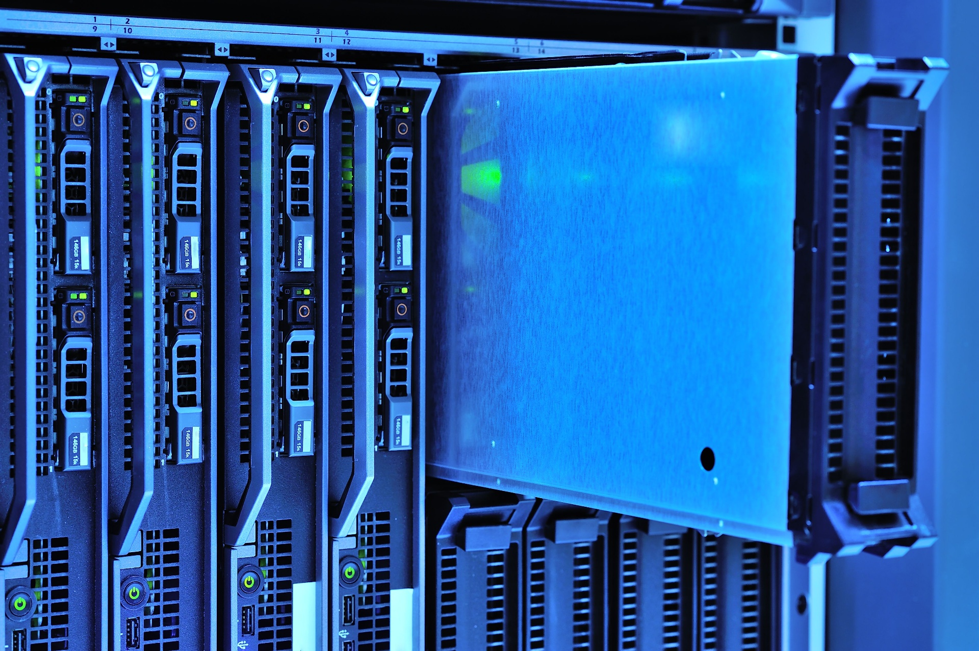 Detalhe de servidores e lâminas de hardware em operação em ambiente corporativo.