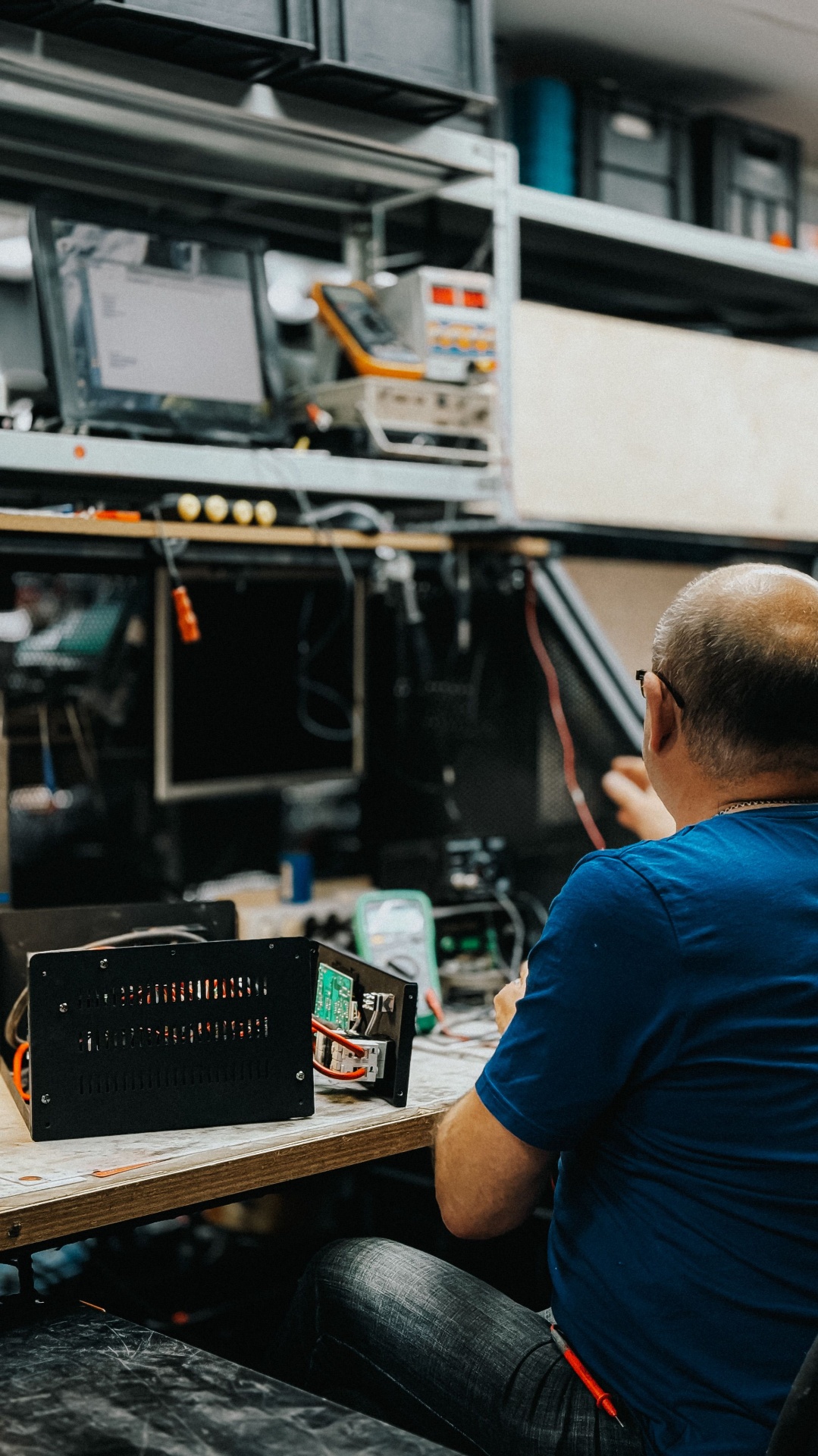 Técnico Vale IT Solutions em bancada realizando manutenção preventiva de equipamentos.